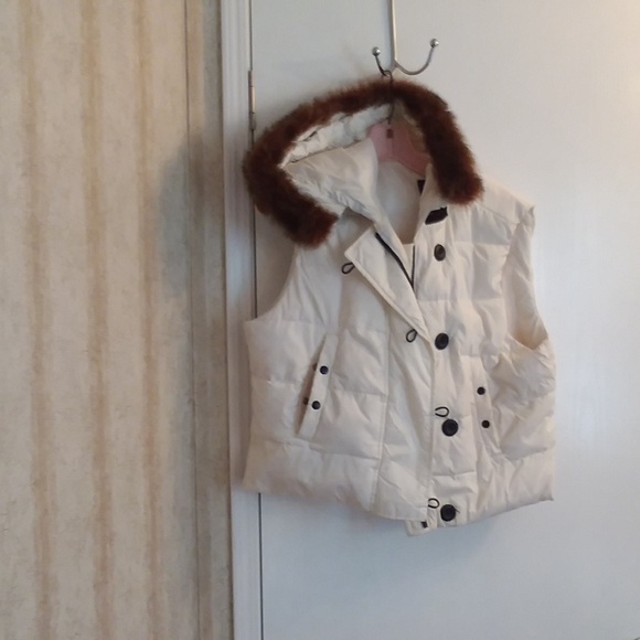 Cream Down Hooded Gap Vest - Picture 2 of 8